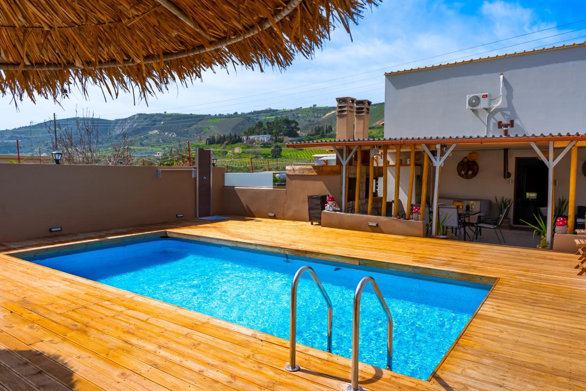 With Pool & Private Parking Hébergement de vacances *