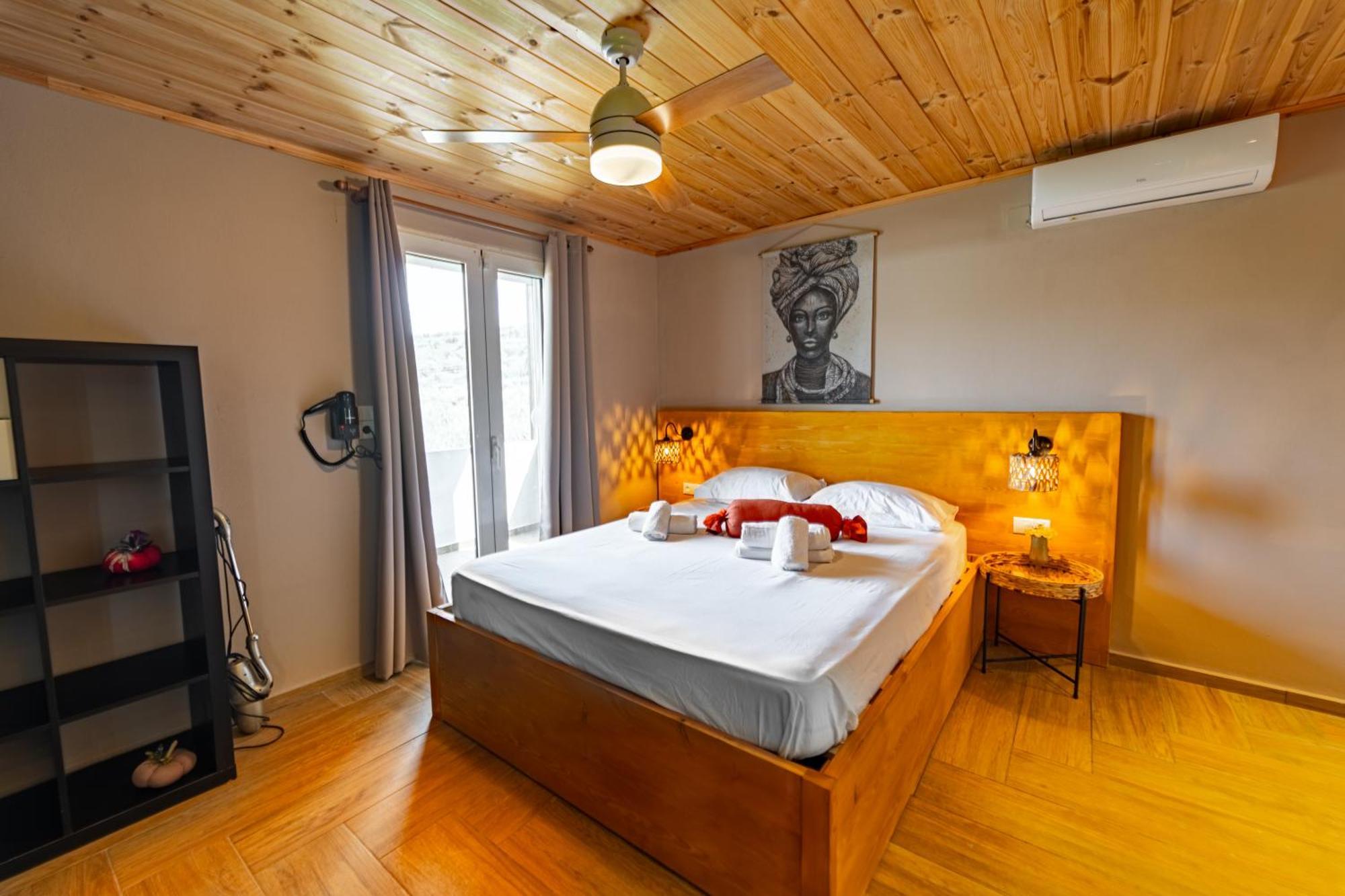 With Pool & Private Parking Hébergement de vacances